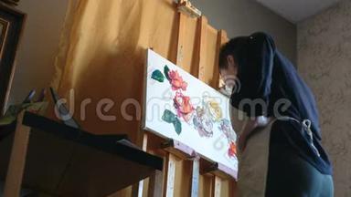 女人在画室里用油画画画布